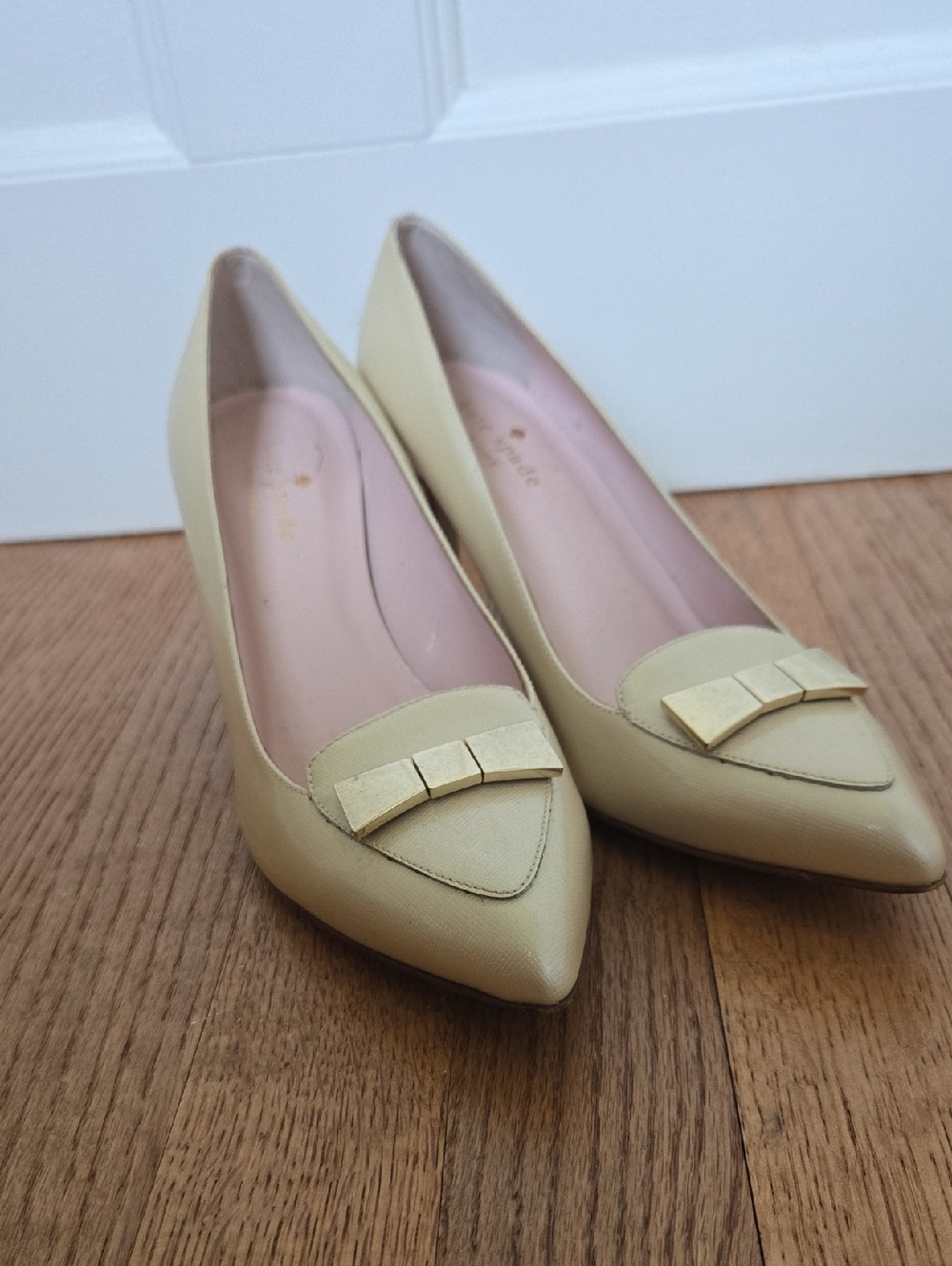 Kate Spade Pointed Toe Bow Pumps in Patent Cream 7.5